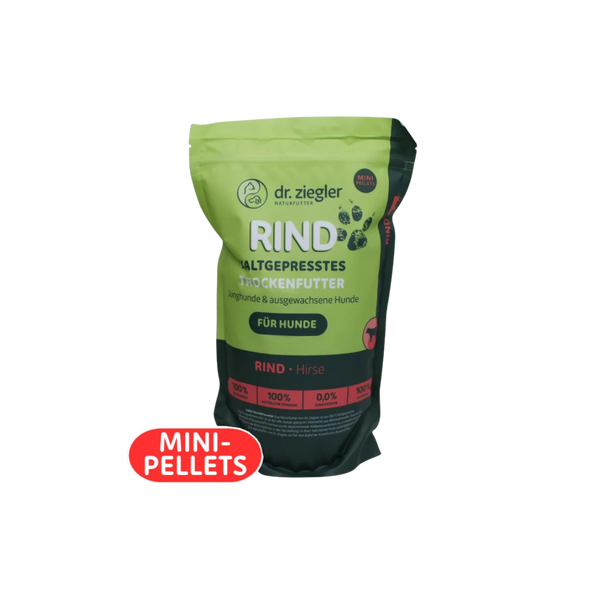 Grün-schwarze Verpackung von dr. ziegler mit der Aufschrift 'RIND KALTGEPRESSTES TROCKENFUTTER' für Hunde, mit rotem Aufkleber 'MINI-PELLETS'.