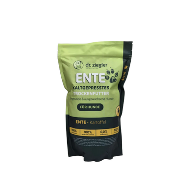 Grüne Tüte mit schwarzem Etikett für Dr. Ziegler's kaltgepresstes Trockenfutter für Junghunde und ausgewachsene Hunde, Ente & Kartoffel, 1 kg.