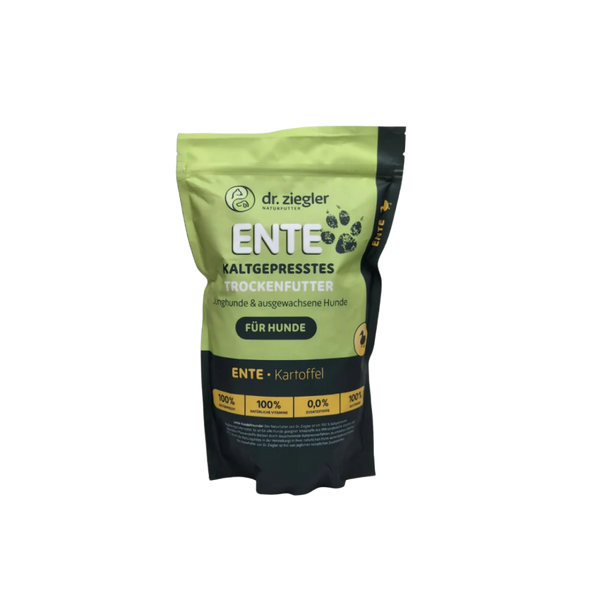 Grüne Tüte mit schwarzem Etikett für Dr. Ziegler's kaltgepresstes Trockenfutter für Junghunde und ausgewachsene Hunde, Ente & Kartoffel, 1 kg.
