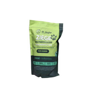 Grüne Tüte mit schwarzem Etikett für Dr. Ziegler's kaltgepresstes Trockenfutter für Junghunde und ausgewachsene Hunde, Ziege & Vollkornreis, 1 kg.