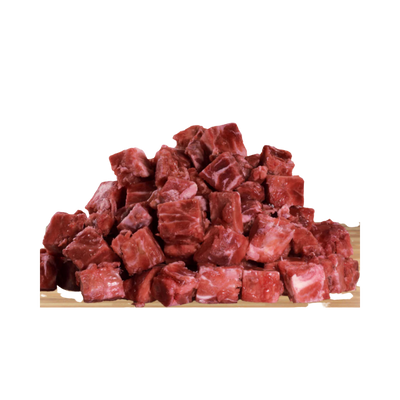 Würfel aus rohem Lammmuskelfleisch auf hellem Untergrund