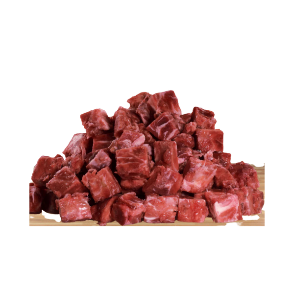 Würfel aus rohem Lammmuskelfleisch auf hellem Untergrund