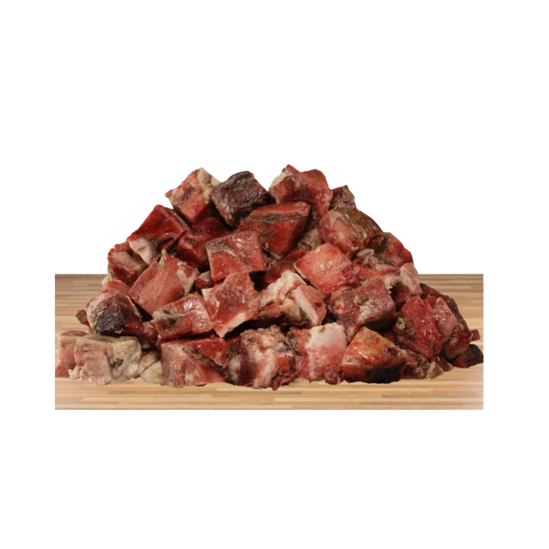Würfel aus rohem Wildmuskelfleisch in unterschiedlicher Größe