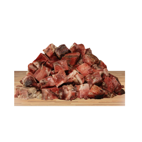 Würfel aus rohem Wildmuskelfleisch in unterschiedlicher Größe