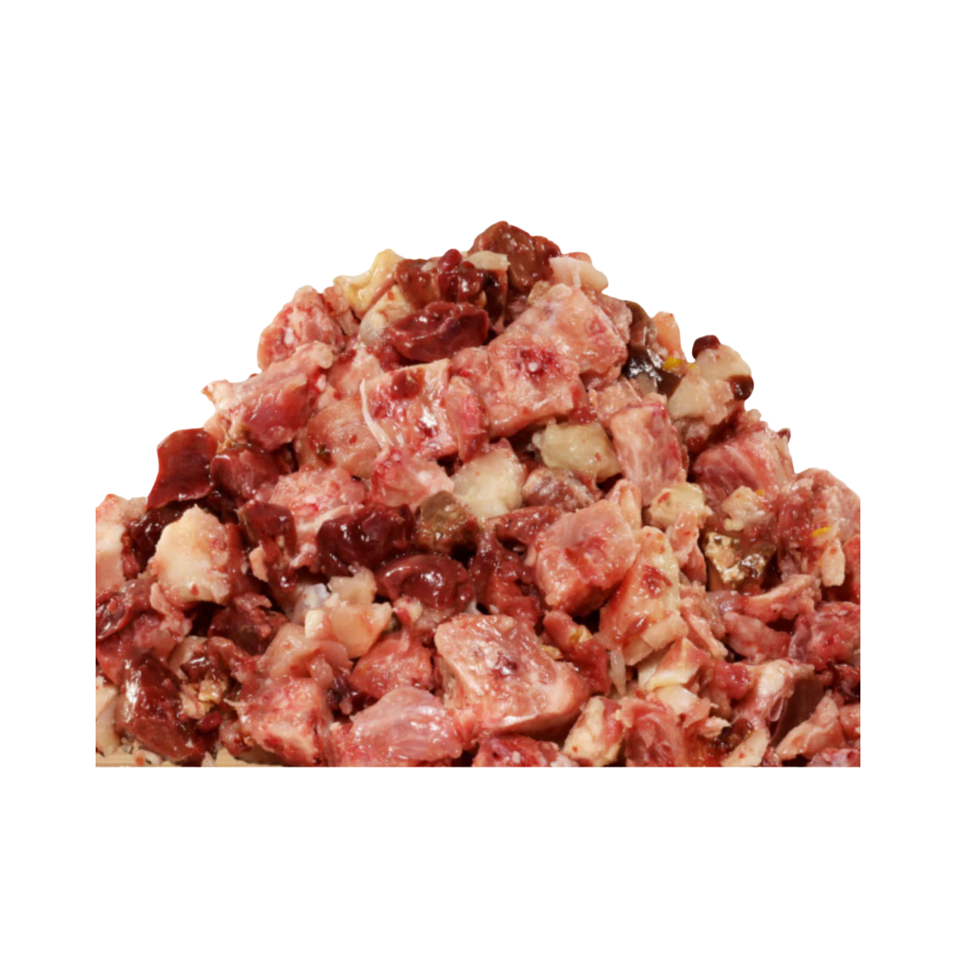 Nahaufnahme von gewürfeltem rohem Hühnerfleisch mit Fettanteilen