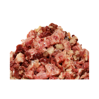 Nahaufnahme von gewürfeltem rohem Hühnerfleisch mit Fettanteilen