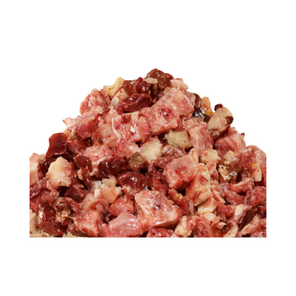 Nahaufnahme von gewürfeltem rohem Hühnerfleisch mit Fettanteilen