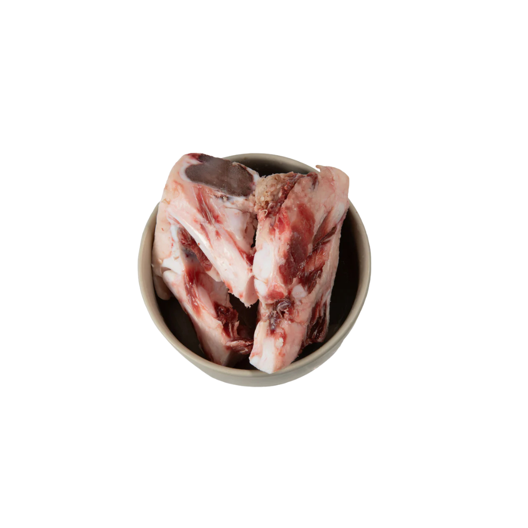 Schale mit mehreren rohen Kalbsknochen mit Fleischresten