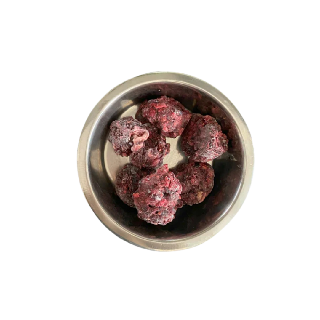 Metallschüssel mit mehreren gefrorenen Nuggets aus Rind und Gemüse
