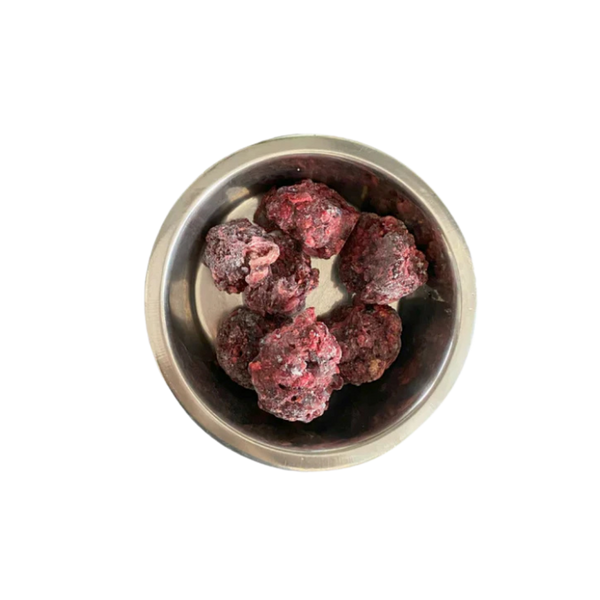 Metallschüssel mit mehreren gefrorenen Nuggets aus Rind und Gemüse