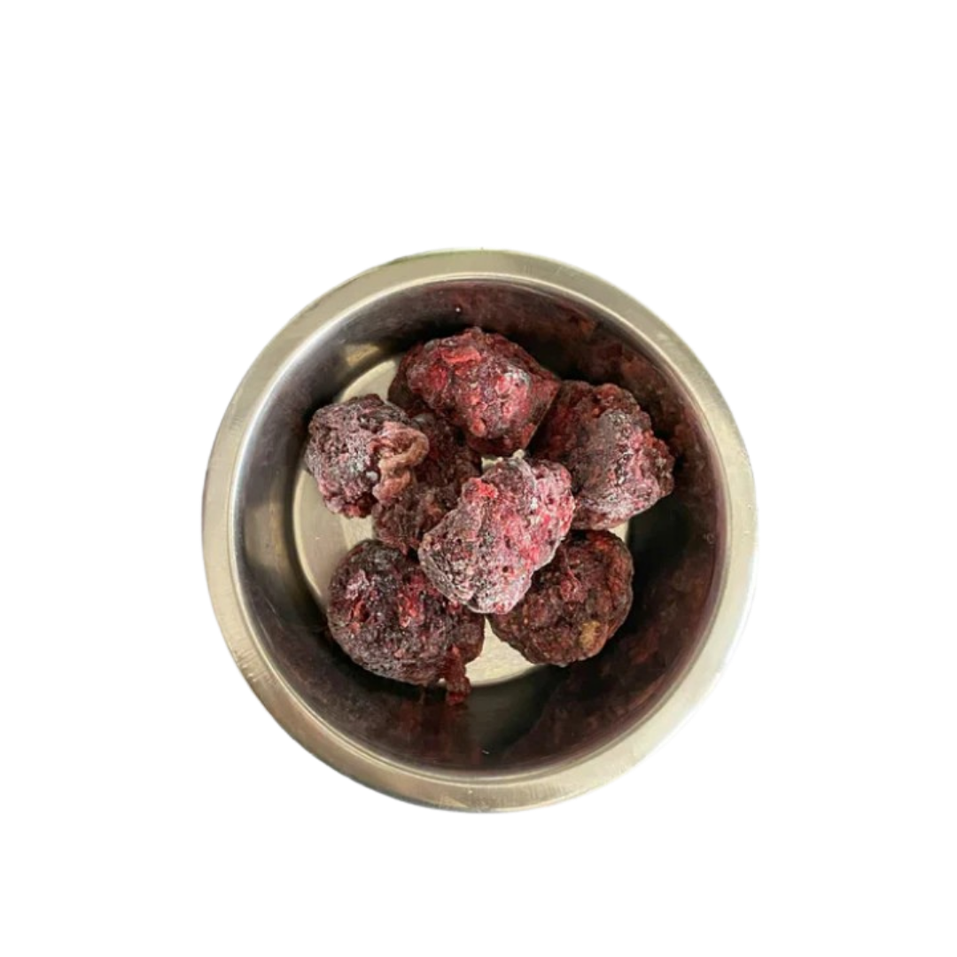 Metallschüssel mit mehreren gefrorenen Nuggets aus Lamm und Gemüse