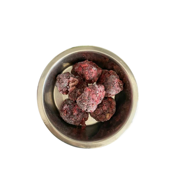 Metallschüssel mit mehreren gefrorenen Nuggets aus Lamm und Gemüse