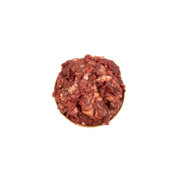 Schüssel mit rohem, gewolftem Pferdefleisch von oben