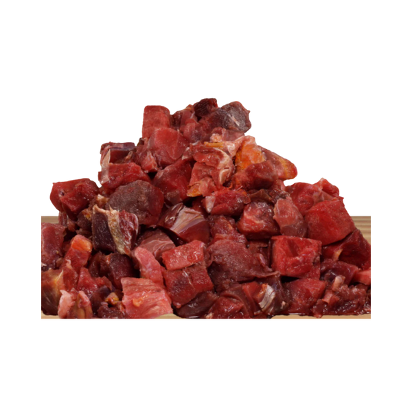 Würfel aus rohem Pferdemuskelfleisch in unterschiedlicher Größe