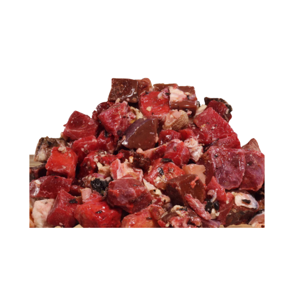 Nahaufnahme von gewürfeltem rohem Rindfleisch mit Fettanteilen