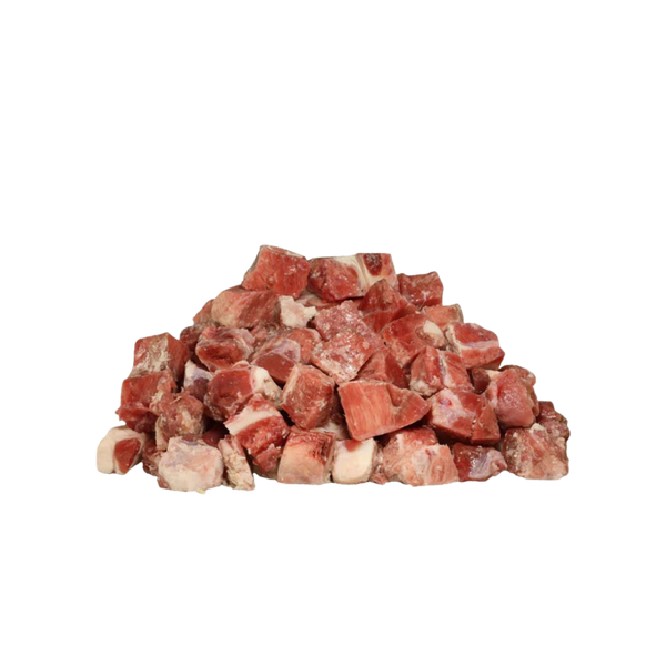 Würfel aus rohem Rindermuskelfleisch in unterschiedlicher Größe