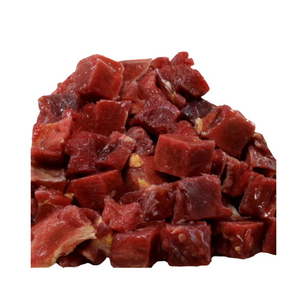 Würfel aus rohem magerem Rindermuskelfleisch in unterschiedlicher Größen