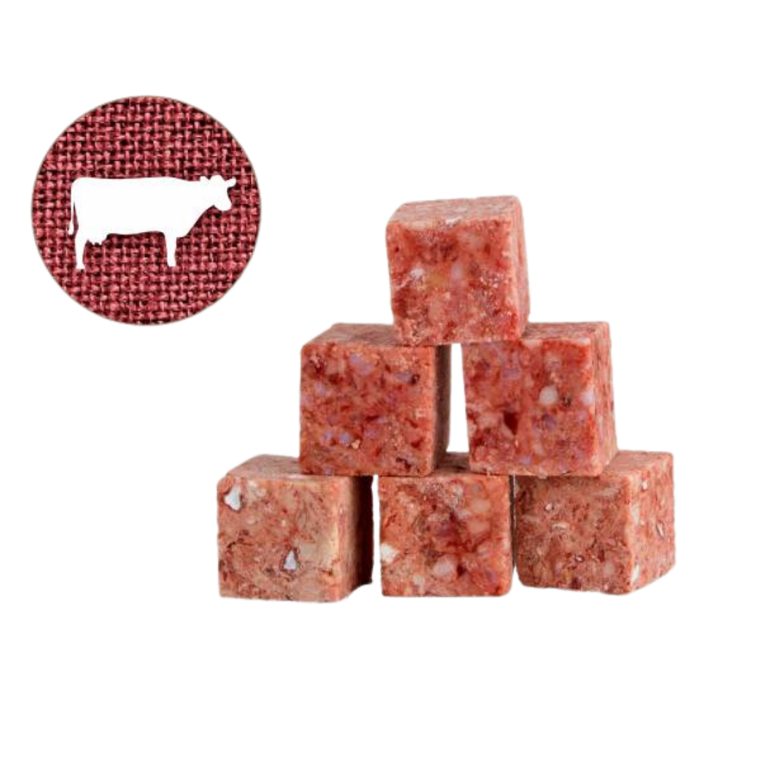 Sechs Würfel aus gewolftem Rinderbrustbein in verschiedenen Rottönen, gestapelt. Links oben ein Symbol einer Kuh auf rotem Hintergrund.