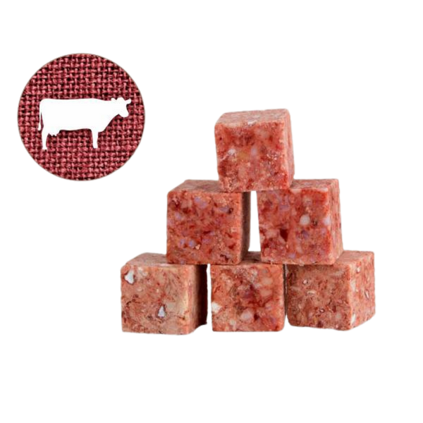 Sechs Würfel aus gewolftem Rinderbrustbein in verschiedenen Rottönen, gestapelt. Links oben ein Symbol einer Kuh auf rotem Hintergrund.