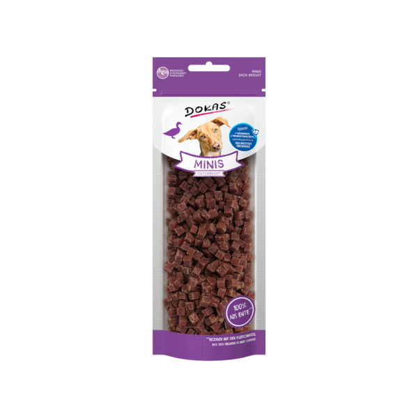 Verpackung von 'DOKAS MINIS' mit einem Hund auf dem Etikett. Die Tüte enthält kleine, würfelförmige Snacks aus Entenfleisch.