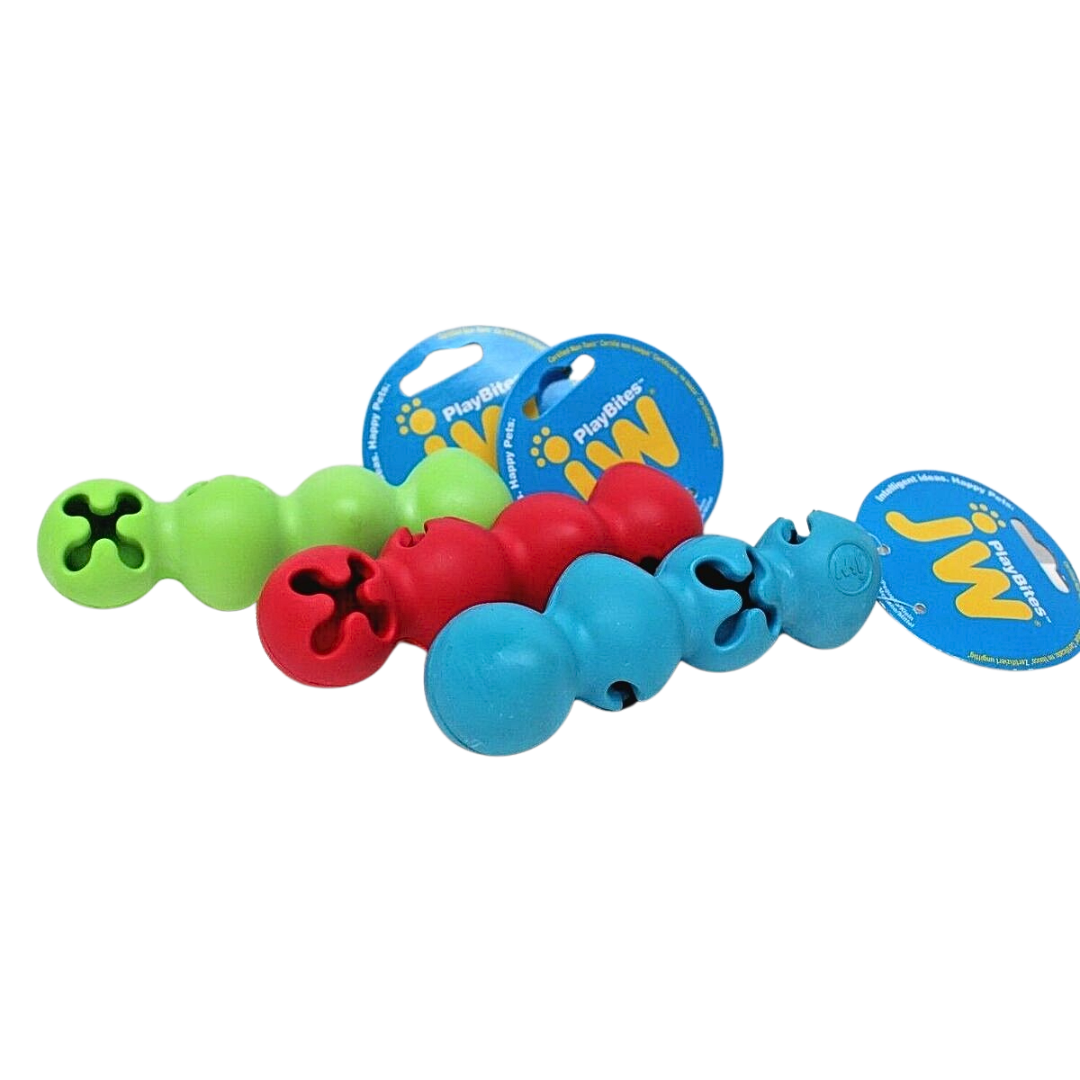 Drei Spielzeuge in Form von bunten, runden Bällen: grün, rot und blau. Jedes Spielzeug hat ein Loch und eine Anhängeschnur mit dem Logo 'jw'.