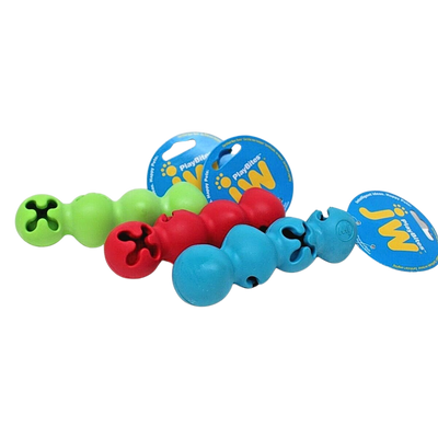 Drei Spielzeuge in Form von bunten, runden Bällen: grün, rot und blau. Jedes Spielzeug hat ein Loch und eine Anhängeschnur mit dem Logo 'jw'.