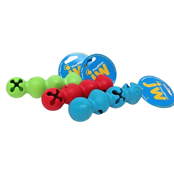 Drei Spielzeuge in Form von bunten, runden Bällen: grün, rot und blau. Jedes Spielzeug hat ein Loch und eine Anhängeschnur mit dem Logo 'jw'.