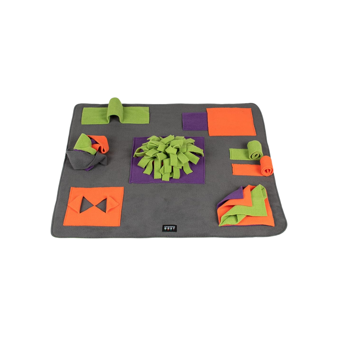 Futterpad aus grauem Stoff mit verschiedenen bunten Textilformen in Orange, Grün und Lila. Enthält mehrere Falt- und Versteckmöglichkeiten für Futter.