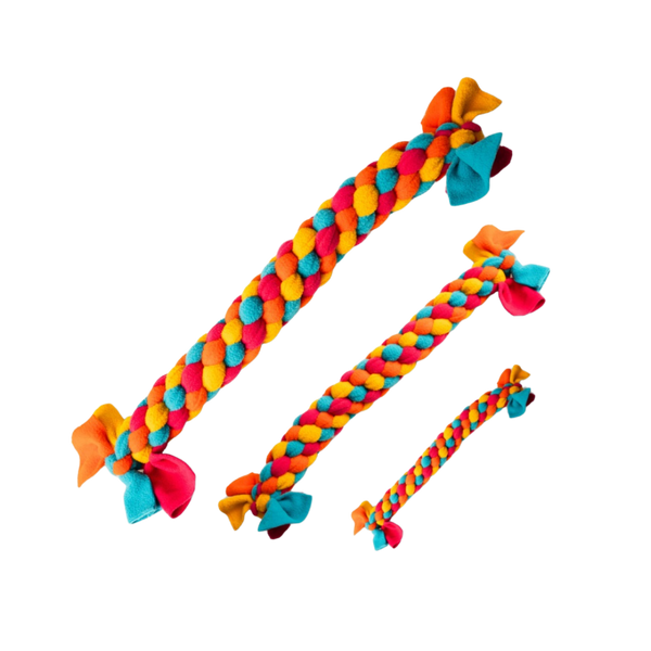 Drei in verschiedenen Größe und Farben zusammengeflochtene Stoffe in Knöte. Blau, Gelb und Orange.