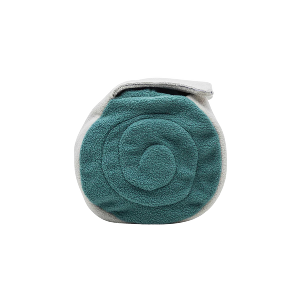 Grüne, bunte Futterrolle. Man kann sie oben öffnen.