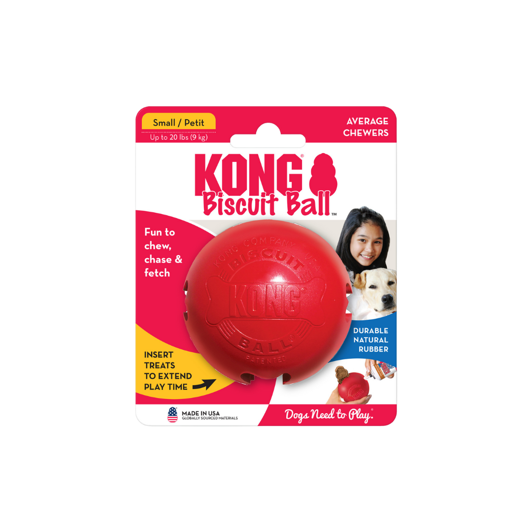 Roter KONG Biscuit Ball für Hunde, Größe Small, aus natürlichem Gummi. Verpackung zeigt den Ball und einen Hund. Text: 'Dogs Need to Play'.