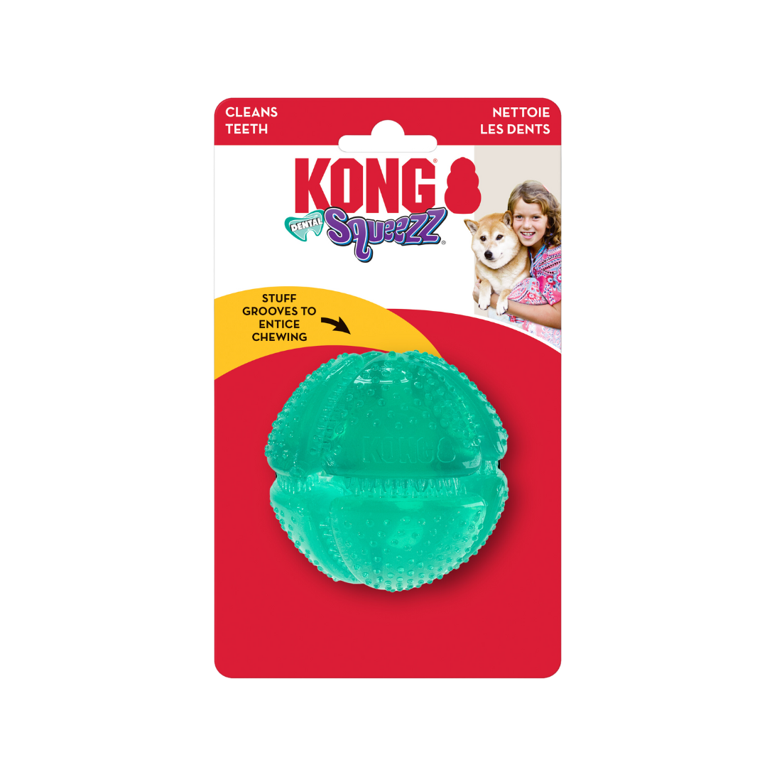 Grüner KONG Squeezz Ball, rund mit Noppenstruktur, verpackt auf einer roten Karte mit Bild von einem Hund