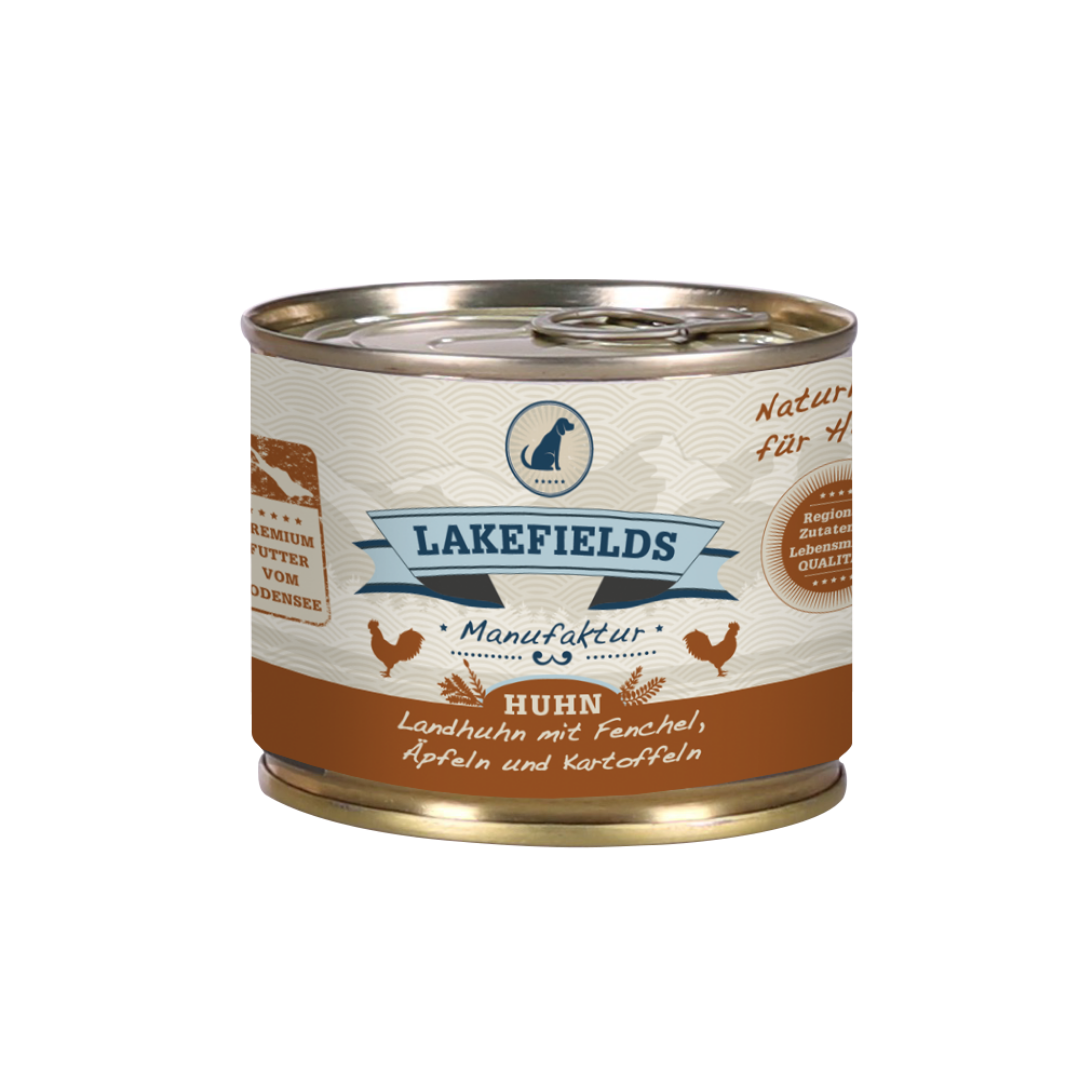 Runde Dose mit dem Etikett 'LAKEFIELDS', Inhalt: Landhuhn mit Fenchel, Äpfeln und Kartoffeln. Die Dose hat einen metallischen Glanz und eine braune Farbfläche.