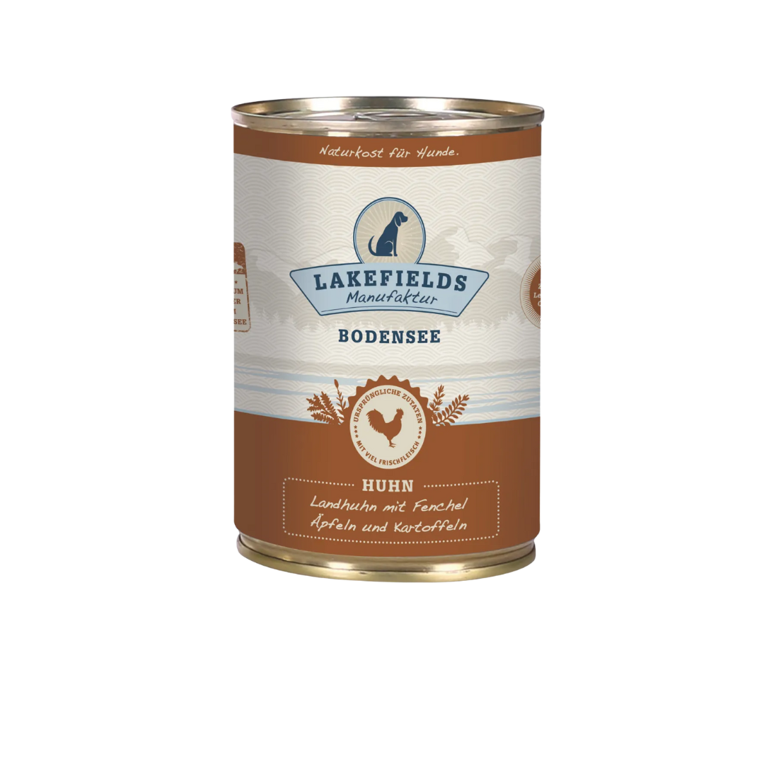 Runde Dose mit dem Etikett 'LAKEFIELDS', Inhalt: Landhuhn mit Fenchel, Äpfeln und Kartoffeln. Die Dose hat einen metallischen Glanz und eine braune Farbfläche.