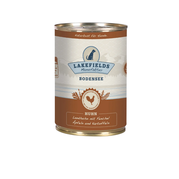 Runde Dose mit dem Etikett 'LAKEFIELDS', Inhalt: Landhuhn mit Fenchel, Äpfeln und Kartoffeln. Die Dose hat einen metallischen Glanz und eine braune Farbfläche.