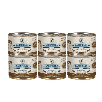 Sechs Runde Dosen mit dem Etikett 'LAKEFIELDS', Inhalt: Weidelamm mit Blattspinat, Kräutern und Kartoffeln. Die Dose hat einen metallischen Glanz und eine braune Farbfläche.