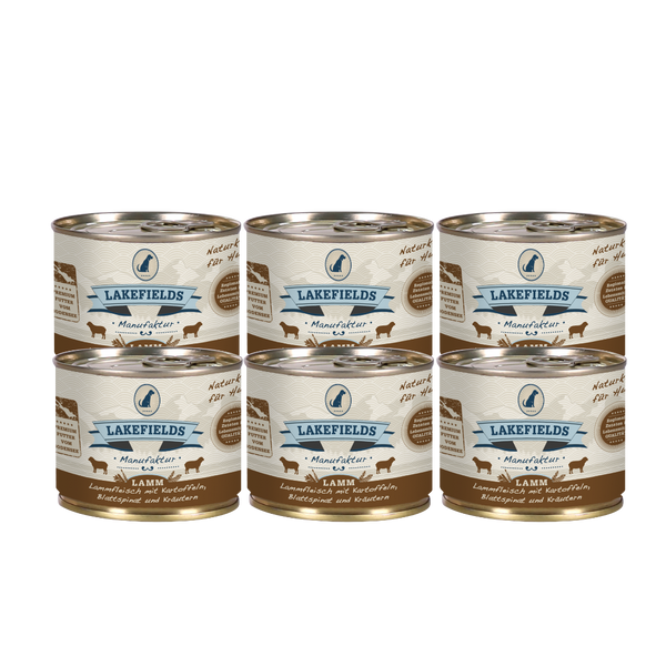 Sechs Runde Dosen mit dem Etikett 'LAKEFIELDS', Inhalt: Weidelamm mit Blattspinat, Kräutern und Kartoffeln. Die Dose hat einen metallischen Glanz und eine braune Farbfläche.