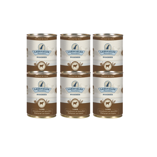 Sechs Runde Dosen mit dem Etikett 'LAKEFIELDS', Inhalt: Weidelamm mit Blattspinat, Kräutern und Kartoffeln. Die Dose hat einen metallischen Glanz und eine braune Farbfläche.