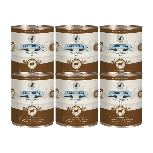 Sechs Runde Dosen mit dem Etikett 'LAKEFIELDS', Inhalt: Weidelamm mit Blattspinat, Kräutern und Kartoffeln. Die Dose hat einen metallischen Glanz und eine braune Farbfläche.