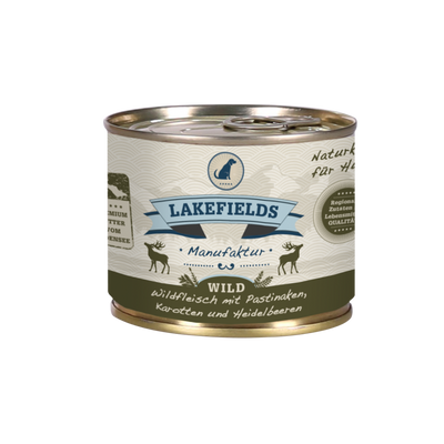 Runde Dose mit dem Etikett 'LAKEFIELDS', Inhalt: Wild mit Pastinaken, Karotten, Heidelbeeren. Die Dose hat einen metallischen Glanz und grüner Farbfläche.