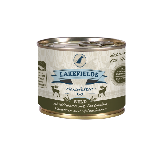 Runde Dose mit dem Etikett 'LAKEFIELDS', Inhalt: Wild mit Pastinaken, Karotten, Heidelbeeren. Die Dose hat einen metallischen Glanz und grüner Farbfläche.