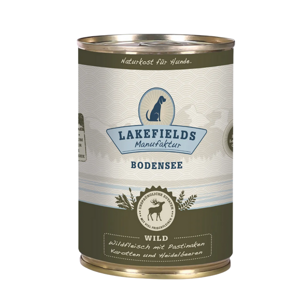 Runde Dose mit dem Etikett 'LAKEFIELDS', Inhalt: Wild mit Pastinaken, Karotten, Heidelbeeren. Die Dose hat einen metallischen Glanz und grüner Farbfläche.