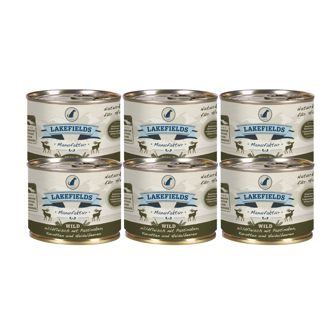 Sechs Runde Dosen mit dem Etikett 'LAKEFIELDS', Inhalt: Wild mit Pastinaken, Karotten, Heidelbeeren. Die Dose hat einen metallischen Glanz und grüner Farbfläche.