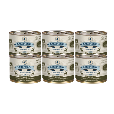 Sechs Runde Dosen mit dem Etikett 'LAKEFIELDS', Inhalt: Wild mit Pastinaken, Karotten, Heidelbeeren. Die Dose hat einen metallischen Glanz und grüner Farbfläche.