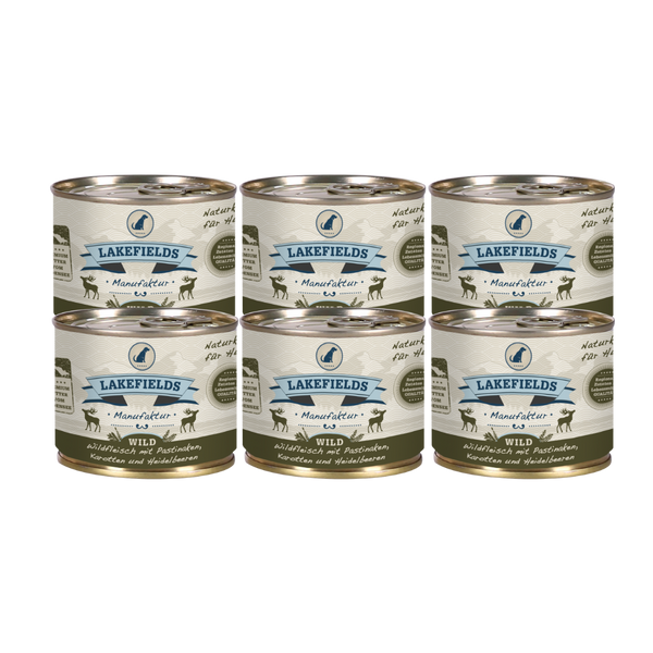 Sechs Runde Dosen mit dem Etikett 'LAKEFIELDS', Inhalt: Wild mit Pastinaken, Karotten, Heidelbeeren. Die Dose hat einen metallischen Glanz und grüner Farbfläche.