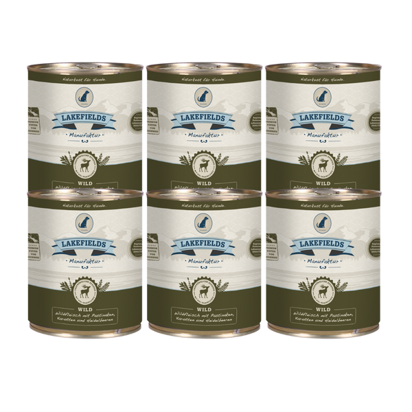 Sechs Runde Dosen mit dem Etikett 'LAKEFIELDS', Inhalt: Wild mit Pastinaken, Karotten, Heidelbeeren. Die Dose hat einen metallischen Glanz und grüner Farbfläche.
