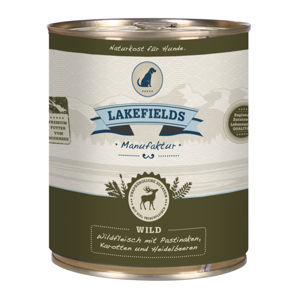 Runde Dose mit dem Etikett 'LAKEFIELDS', Inhalt: Wild mit Pastinaken, Karotten, Heidelbeeren. Die Dose hat einen metallischen Glanz und grüner Farbfläche.