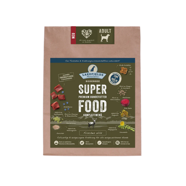 Verpackung von Lakefields Superfood für Hunde, 2:5 kg. Grüne Tüte mit Bildern von Wild, Kräutern und dem Text 'ADULT'.