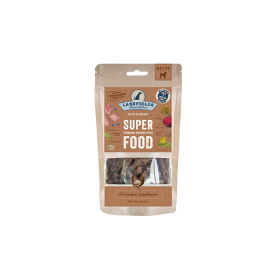 Verpackung von Lakefields Superfood für Hunde, 130g. Braune Tüte mit Bildern von Landhuhn, Kräutern und dem Text 'WELPE'.
