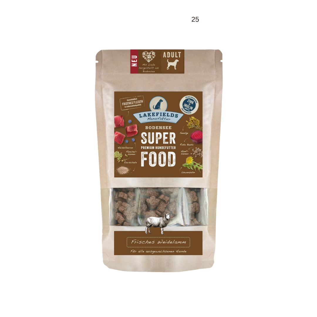 Verpackung von Lakefields Superfood für Hunde, 130g. BrauneTüte mit Bildern von Weidelamm, Kräutern und dem Text 'NEU' und 'Adult'.